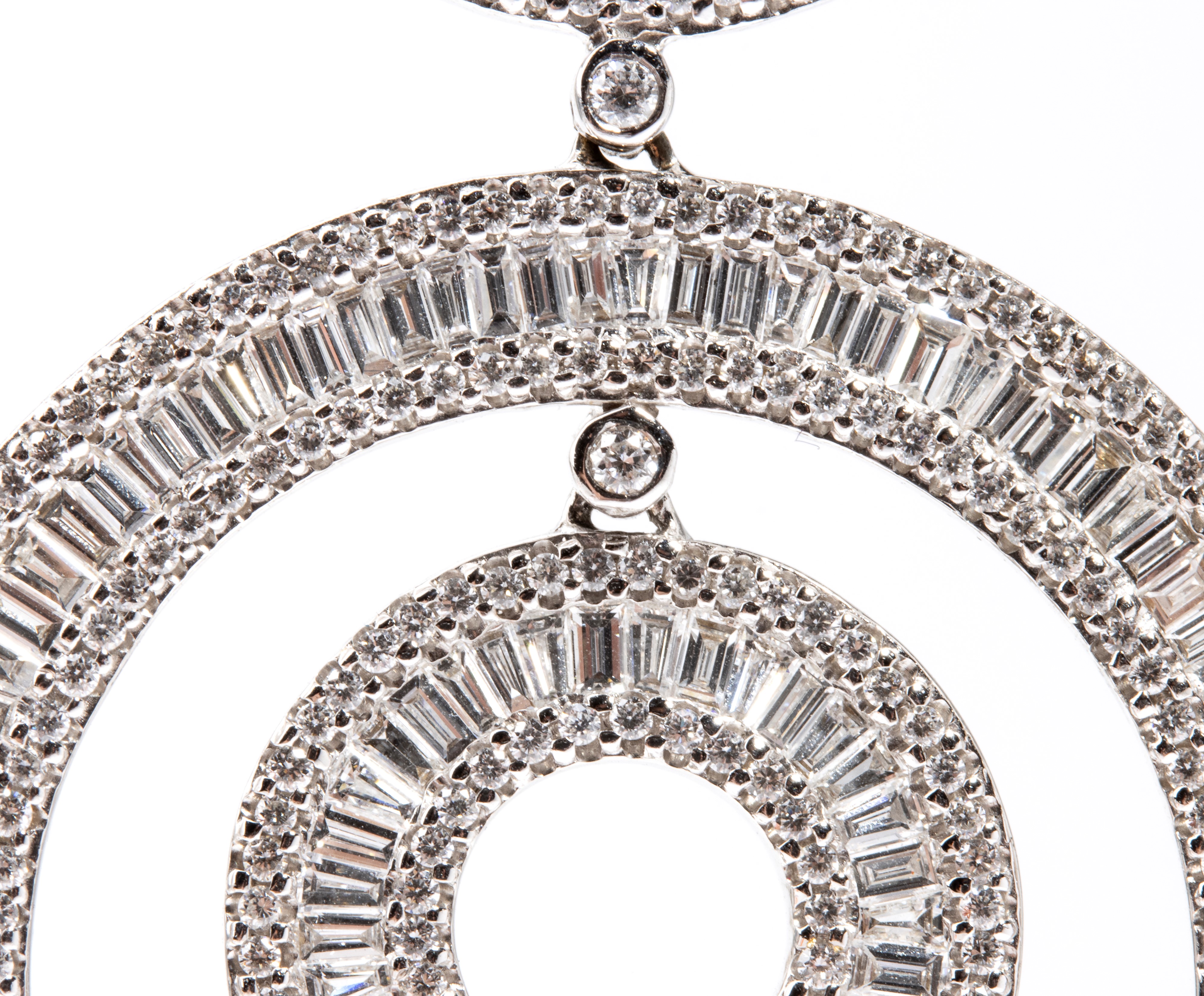 Paio di orecchini pendenti in oro e diamanti