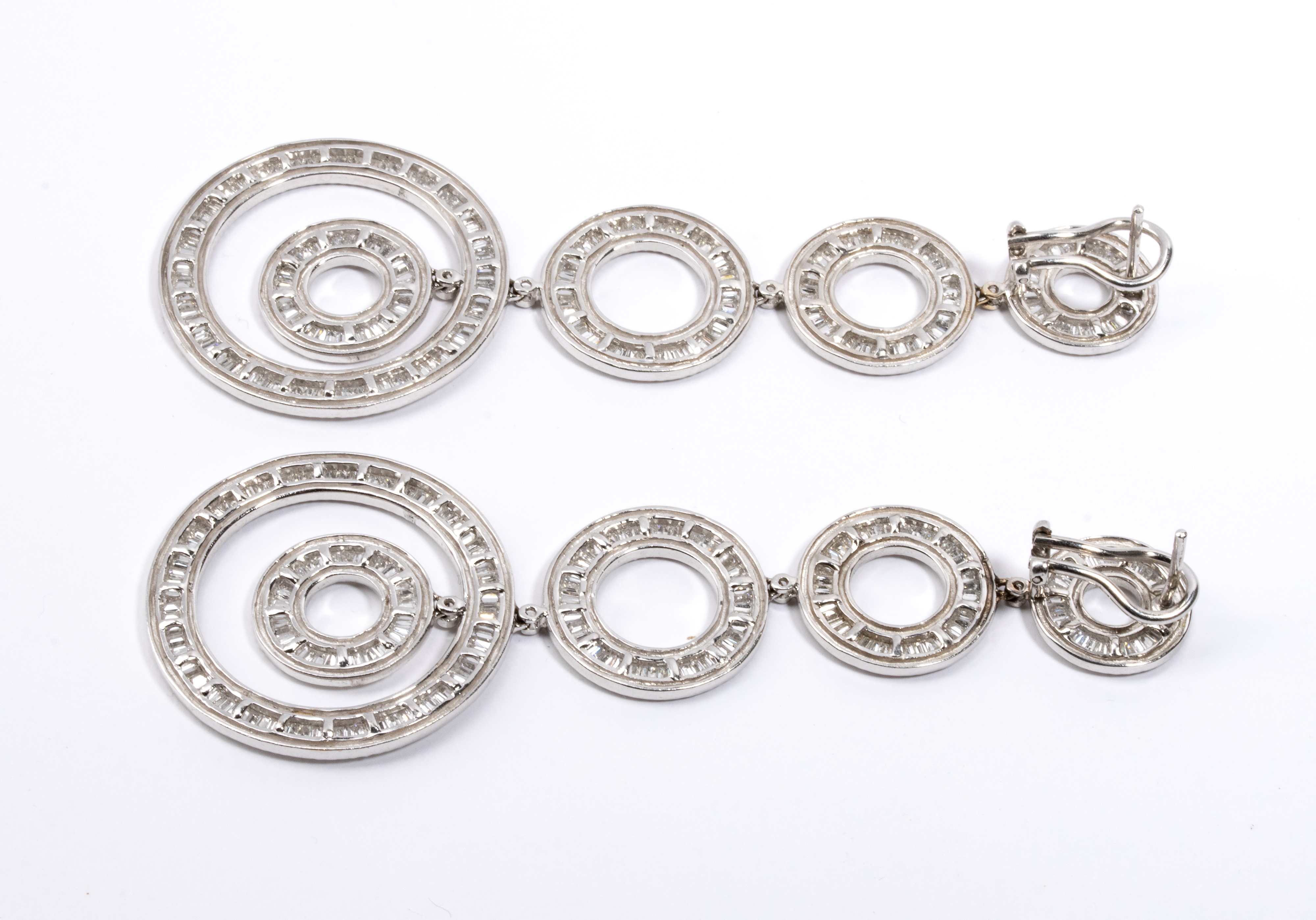 Paio di orecchini pendenti in oro e diamanti