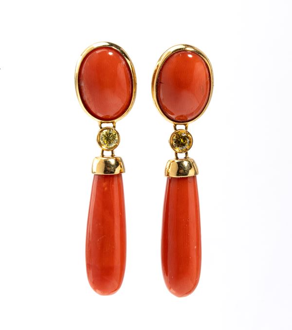 Paio di orecchini pendenti in oro e corallo cerasuolo