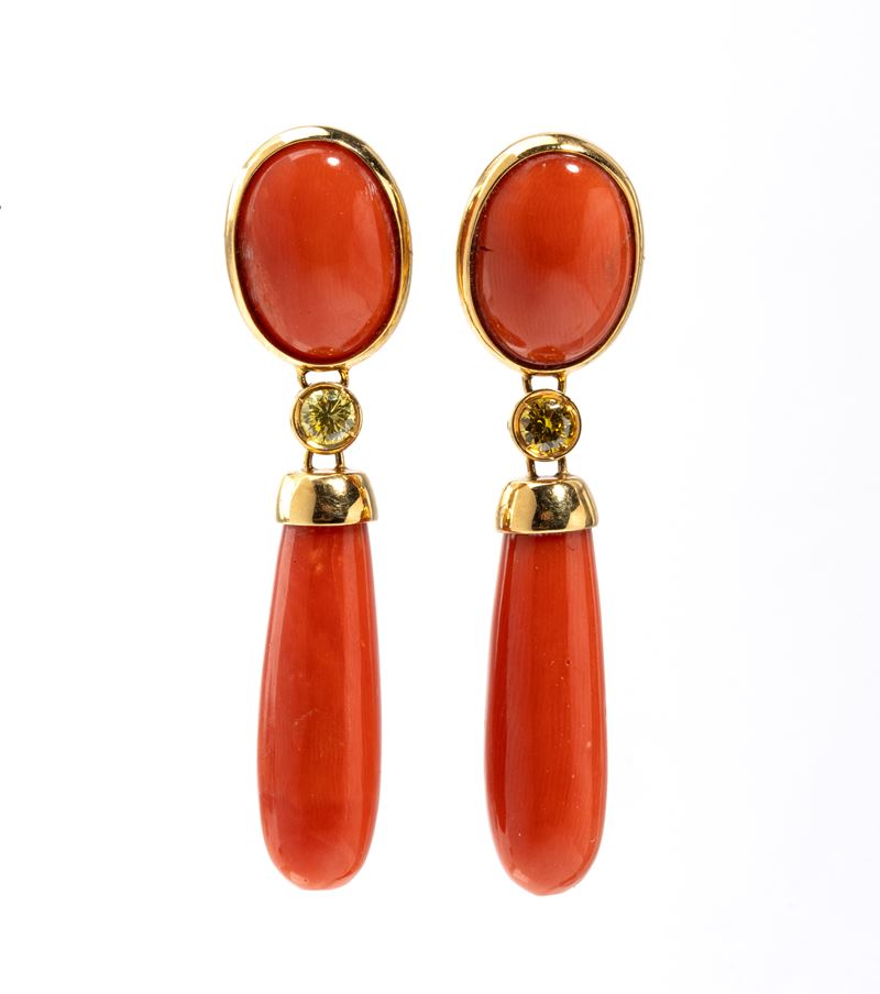 Paio di orecchini pendenti in oro e corallo cerasuolo