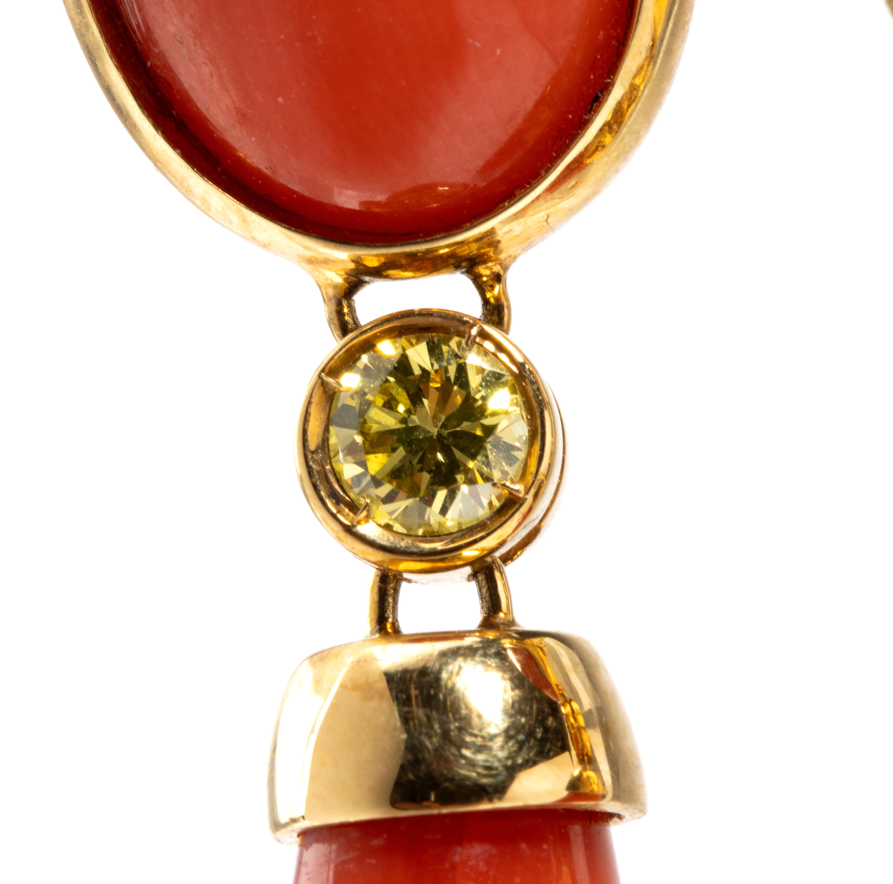 Paio di orecchini pendenti in oro e corallo cerasuolo