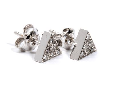 Paio di orecchini geometrici, oro bianco 18k e diamanti in pavé