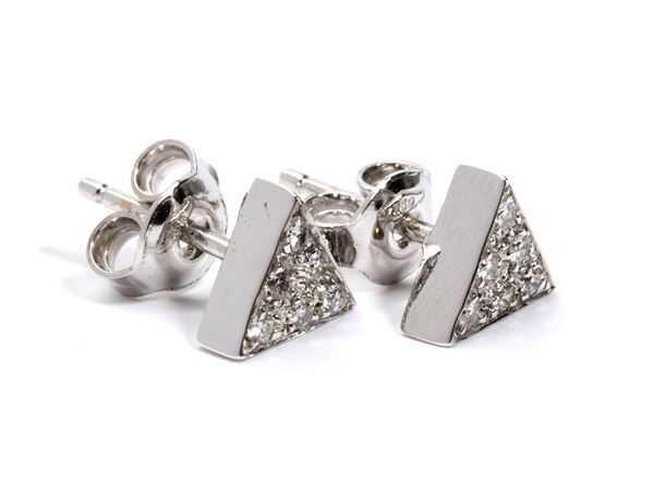 Paio di orecchini geometrici in oro e diamanti