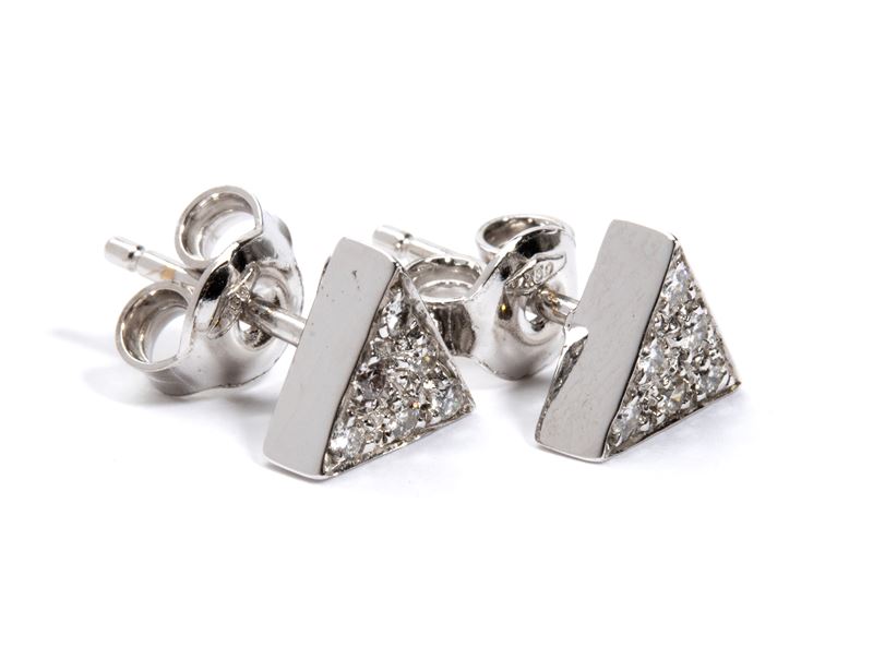 Paio di orecchini geometrici, oro bianco 18k e diamanti in pavé