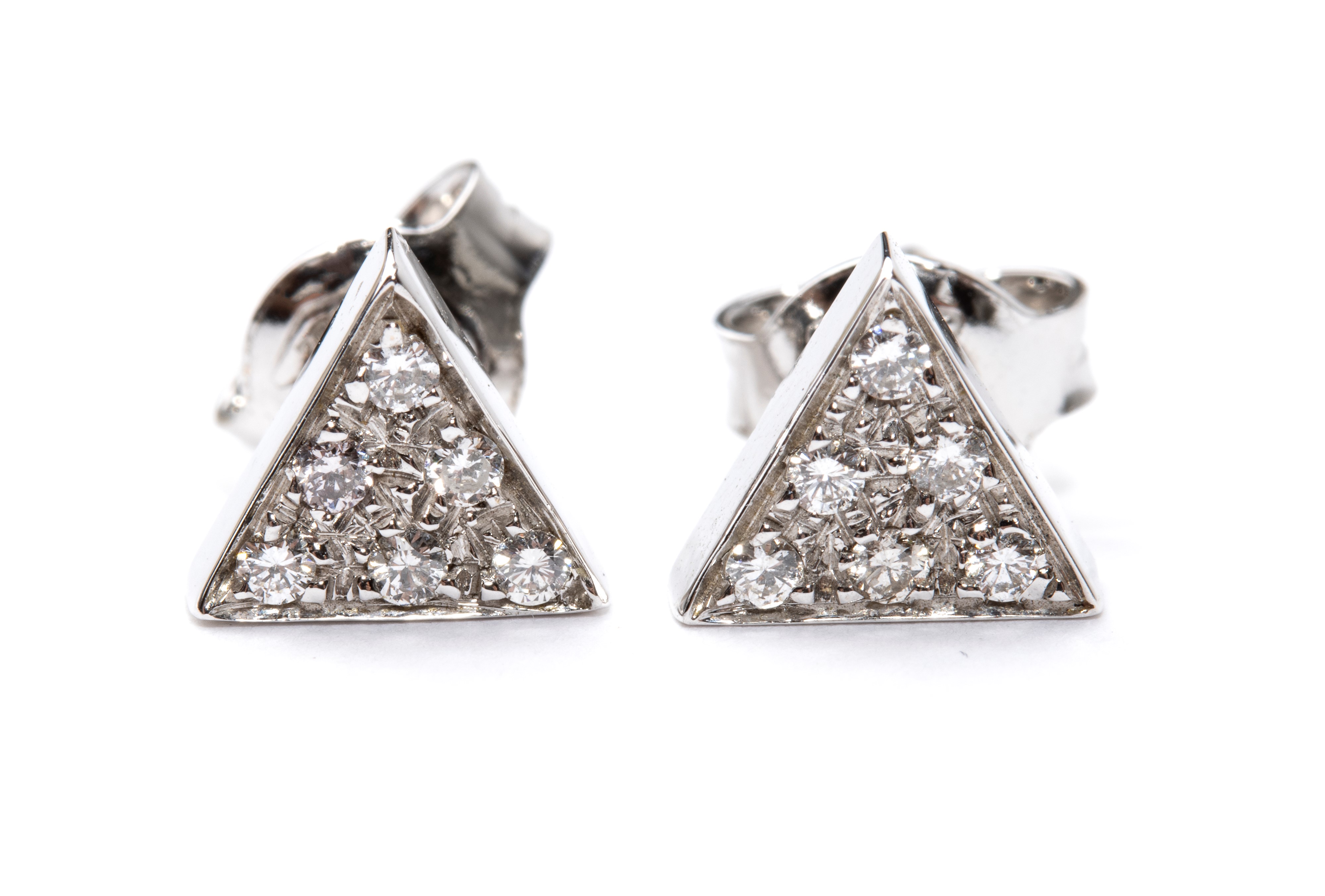 Paio di orecchini geometrici, oro bianco 18k e diamanti in pavé
