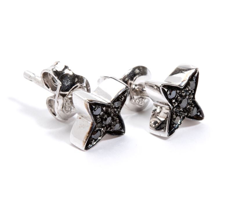 Orecchini a stella, oro bianco 18k e diamanti neri (pavé)