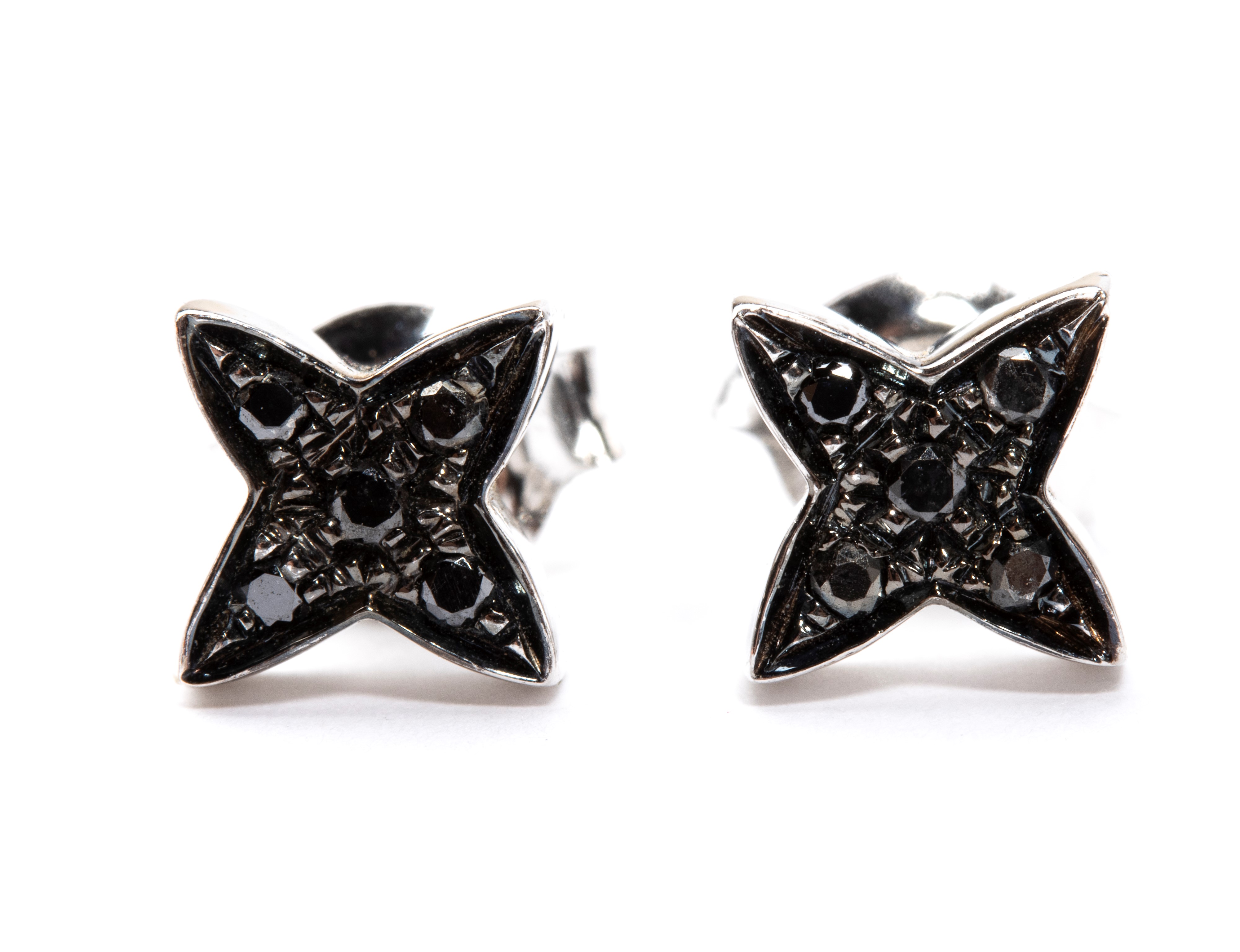 Orecchini a stella, oro bianco 18k e diamanti neri (pavé)