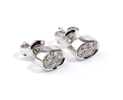 Orecchini, oro bianco 18k con pavé di diamanti taglio brillante (stima 0.13 ct circa)
