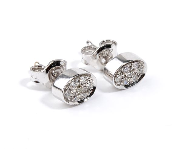 Paio di orecchini in oro e diamanti