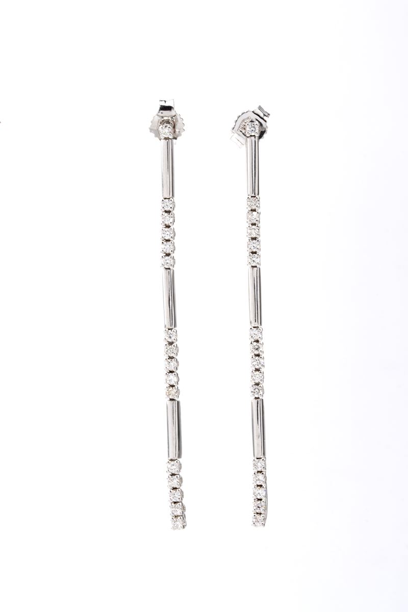 Paio di orecchini pendenti a barretta con diamanti
