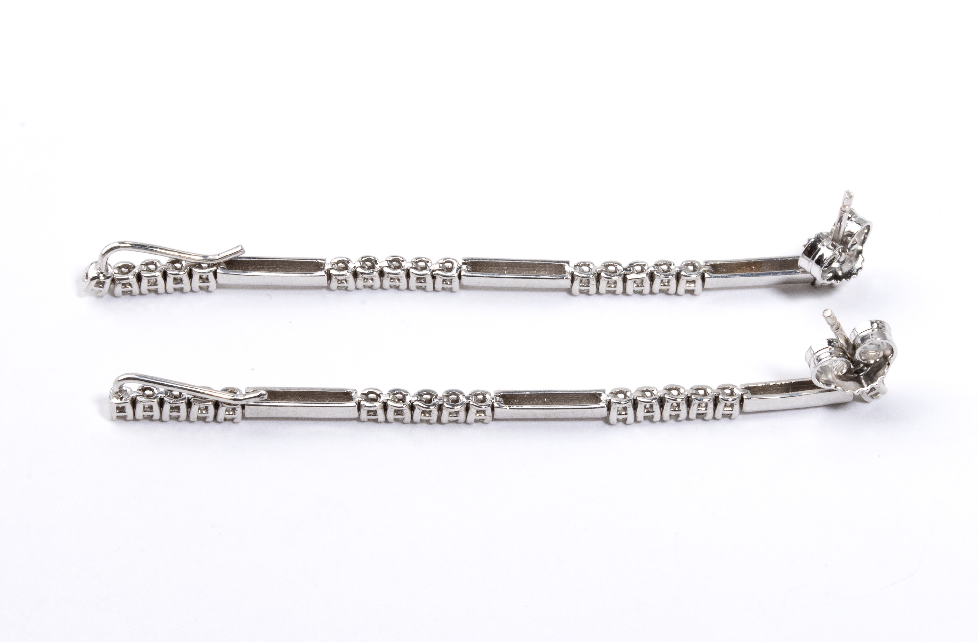 Paio di orecchini pendenti a barretta con diamanti