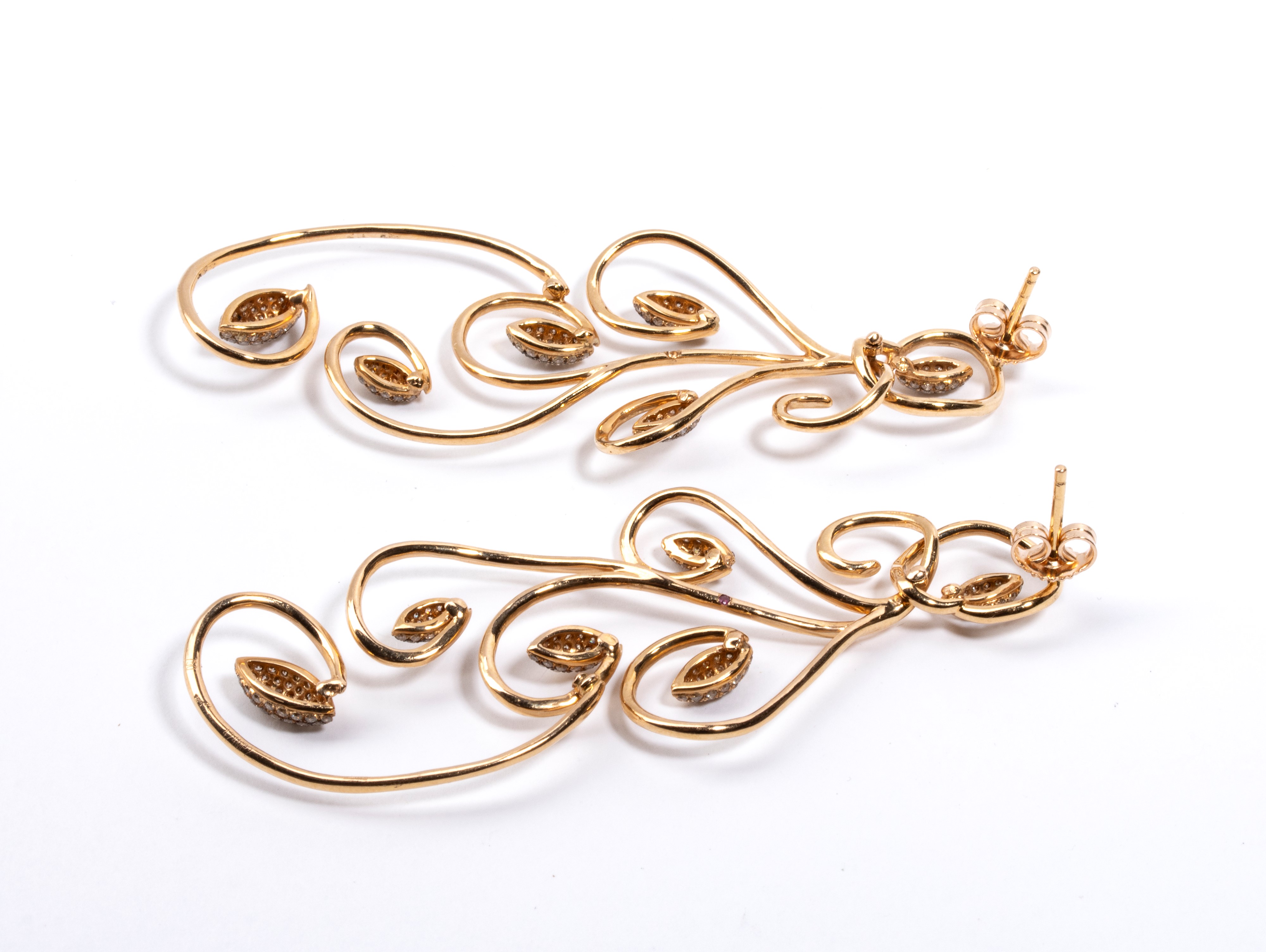 Paio di orecchini pendenti "Jaipur" in oro e diamanti