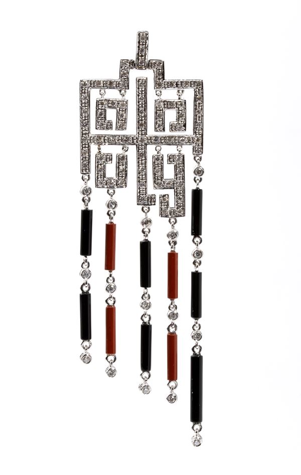 Gold pendant with enamel and diamonds