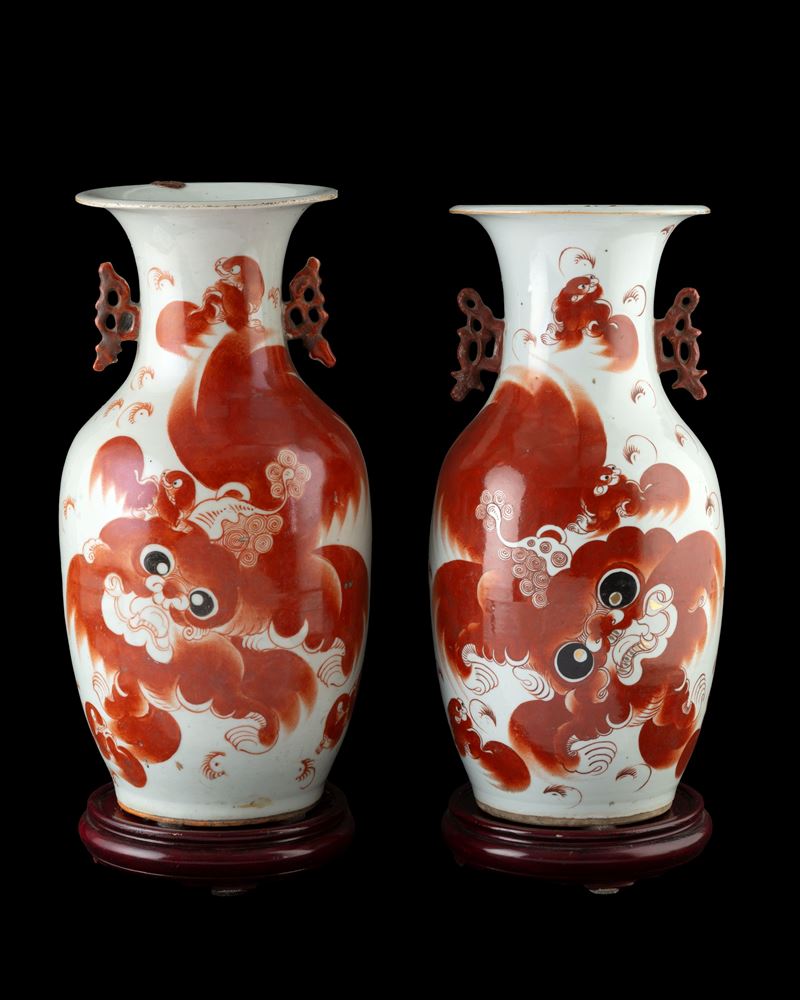 Coppia di vasi in porcellana dipinta a smalti , Cina, dinastia Qing (1644-1912), XIX secolo