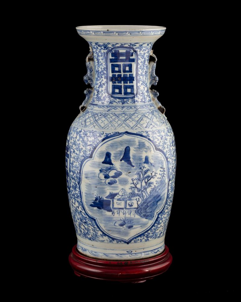 Vaso in porcellana bianca e blu decorato con ideogrammi della doppia felicità, Cina, dinastia Qin...