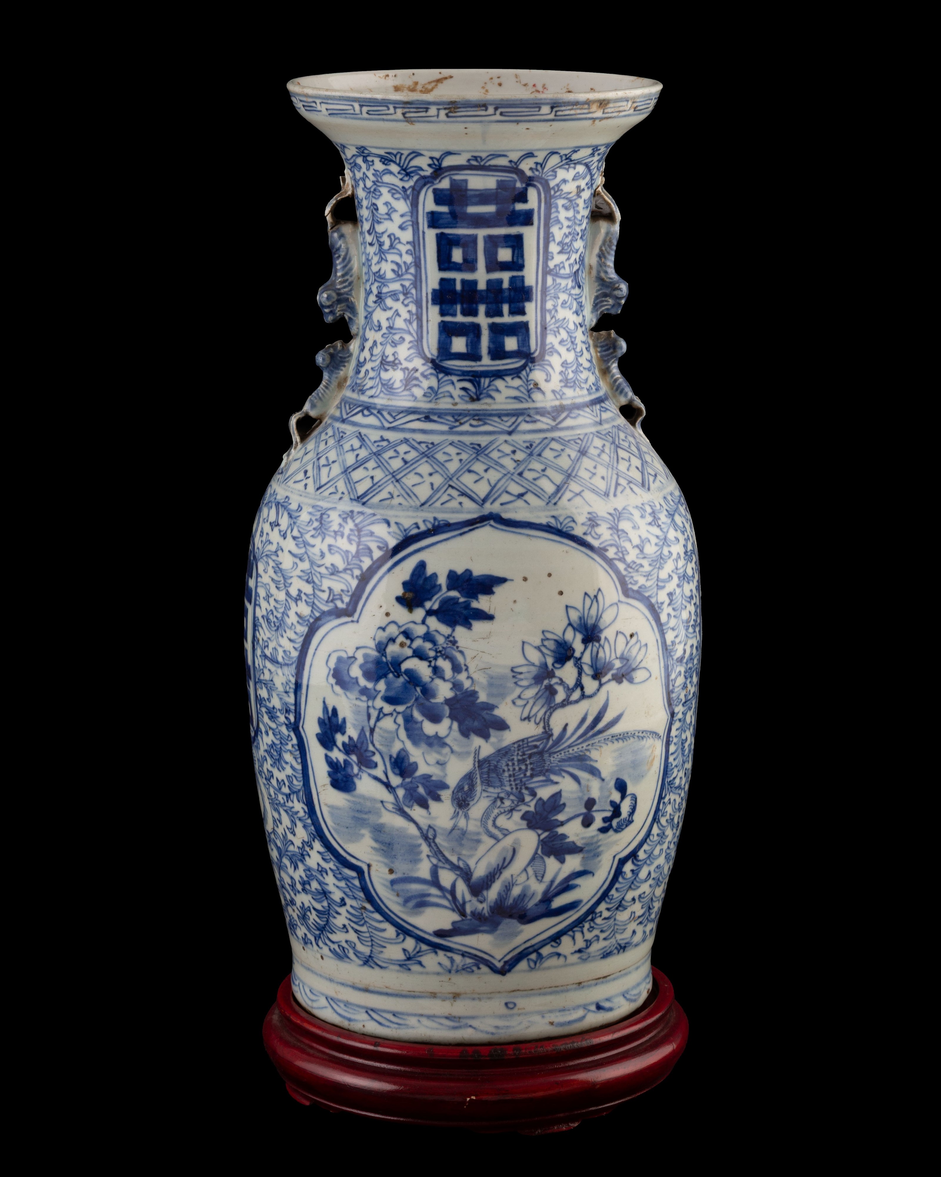 Vaso in porcellana bianca e blu decorato con ideogrammi della doppia felicità, Cina, dinastia Qin...