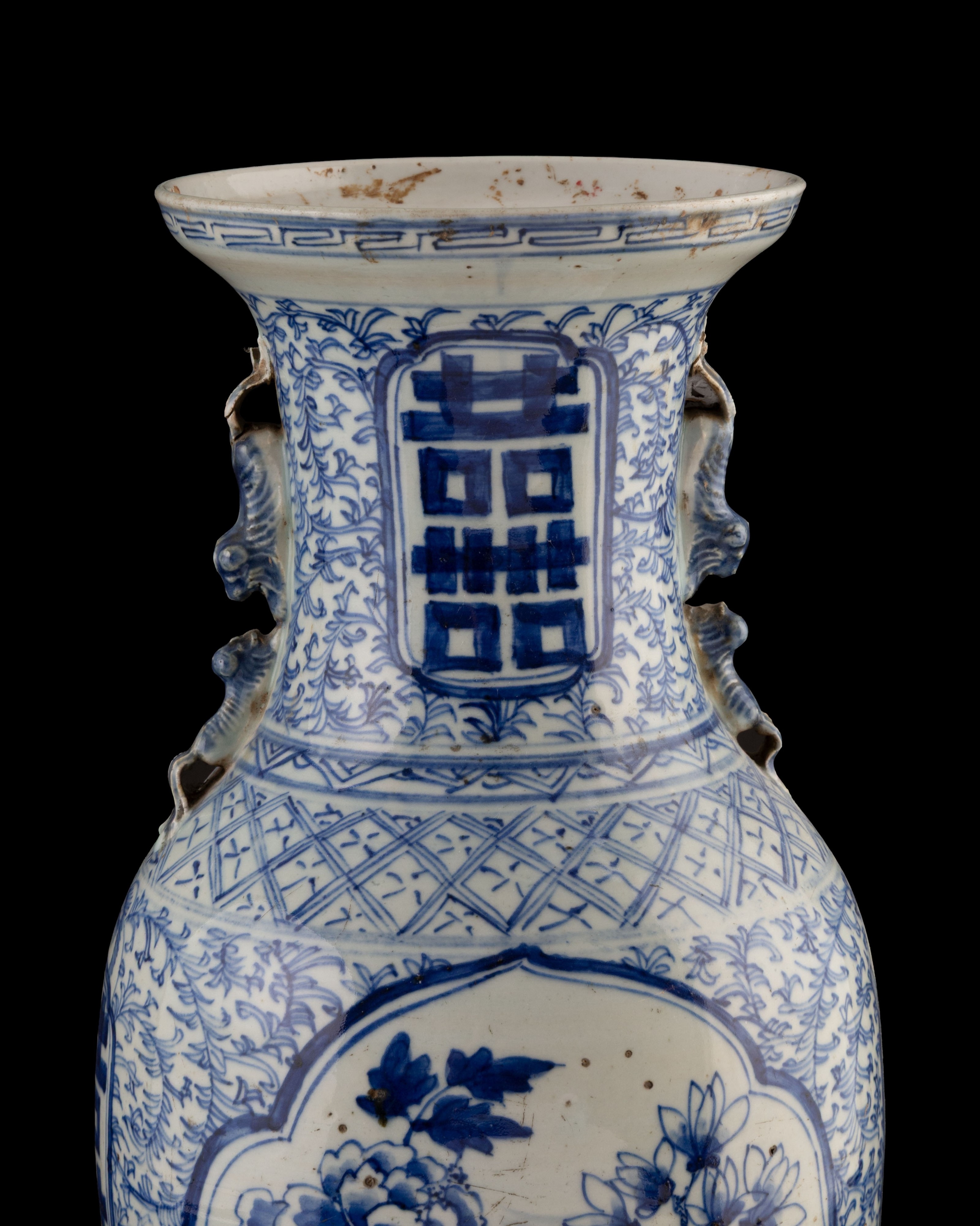Vaso in porcellana bianca e blu decorato con ideogrammi della doppia felicità, Cina, dinastia Qin...