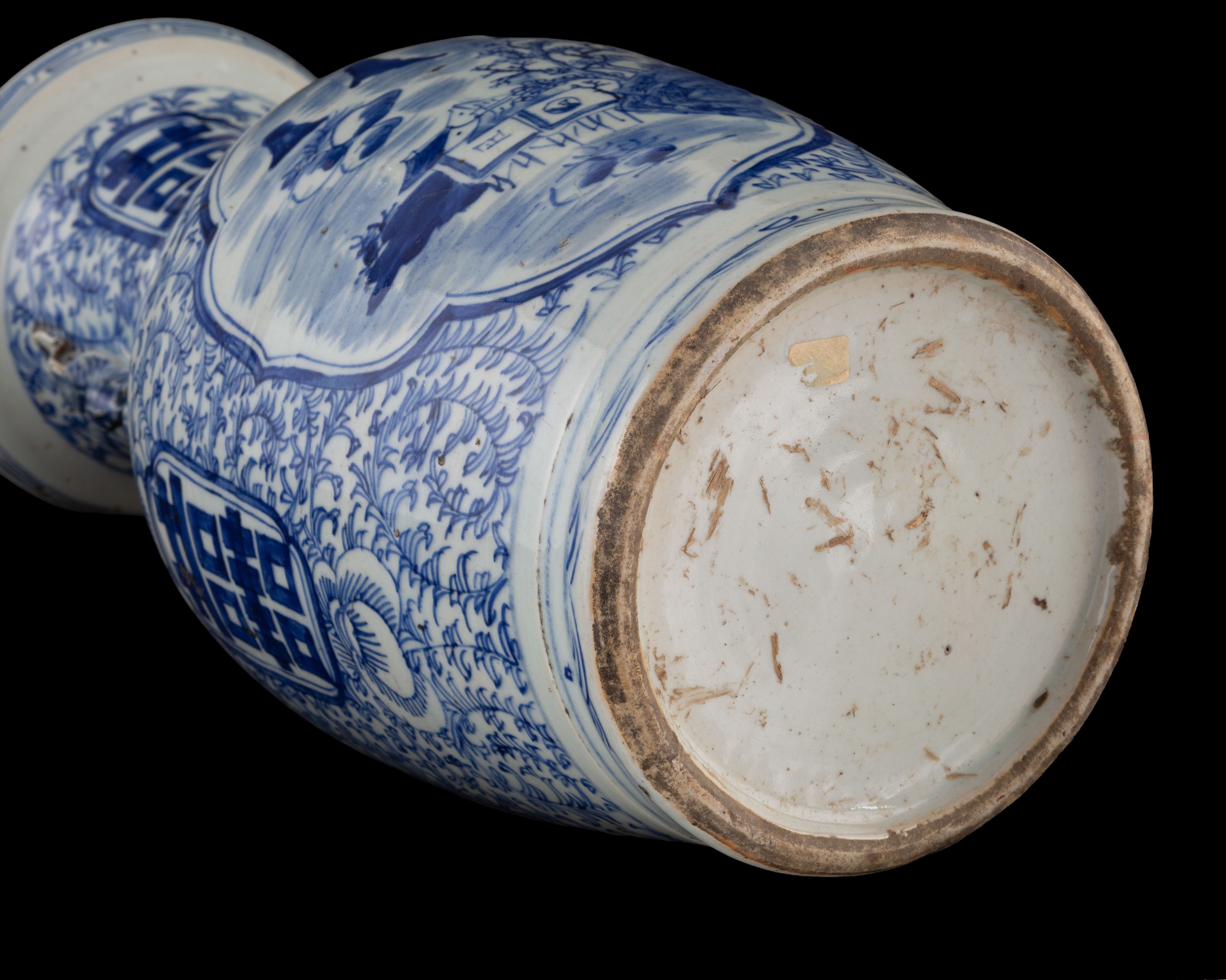 Vaso in porcellana bianca e blu decorato con ideogrammi della doppia felicità, Cina, dinastia Qin...