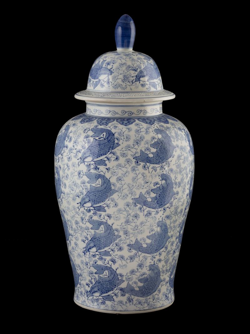 Grande vaso in porcellana con coperchio decorato a stampo con motivo di carpe su fondo vegetale. ...