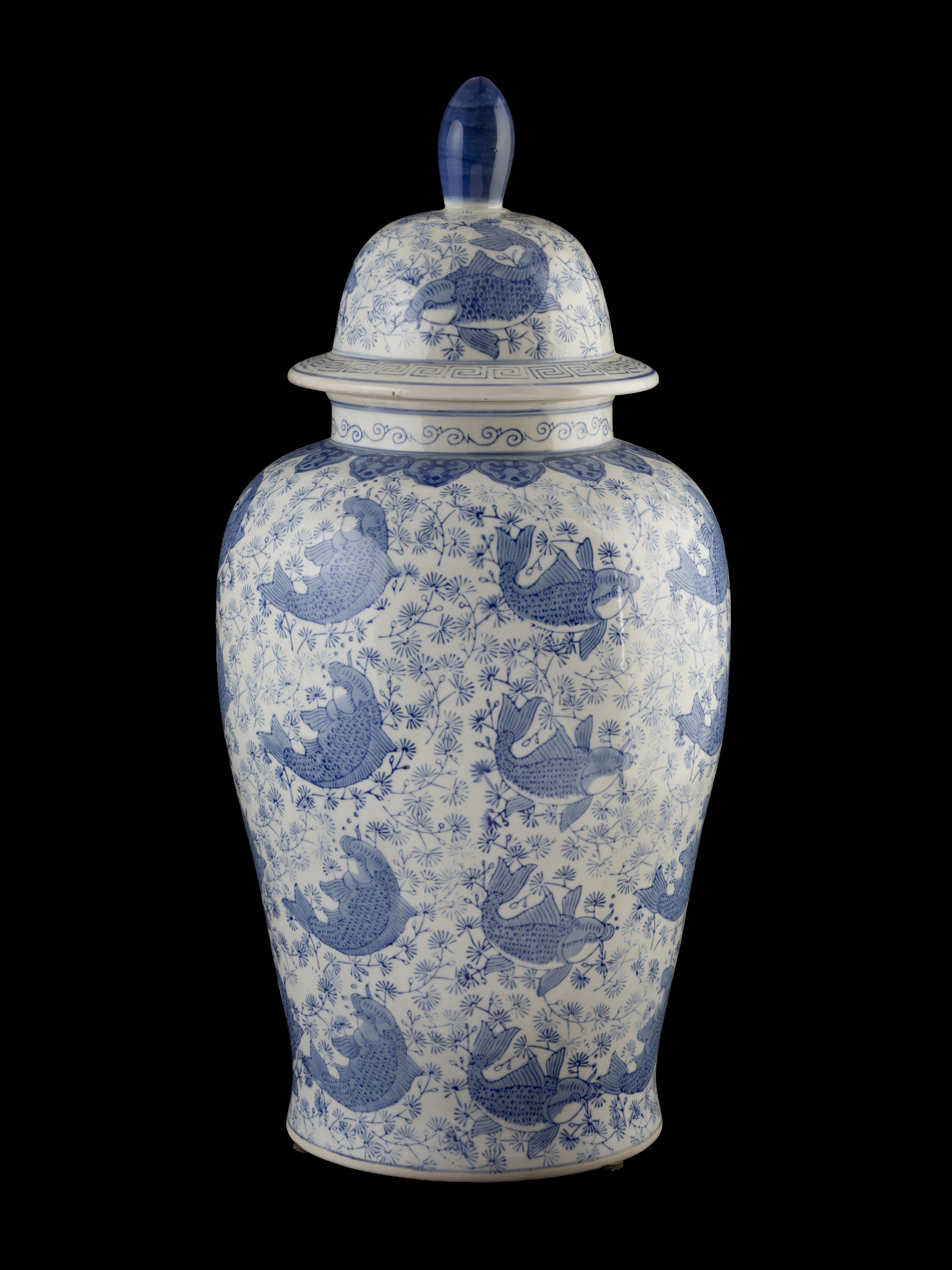 Grande vaso in porcellana con coperchio decorato a stampo con motivo di carpe su fondo vegetale. ...