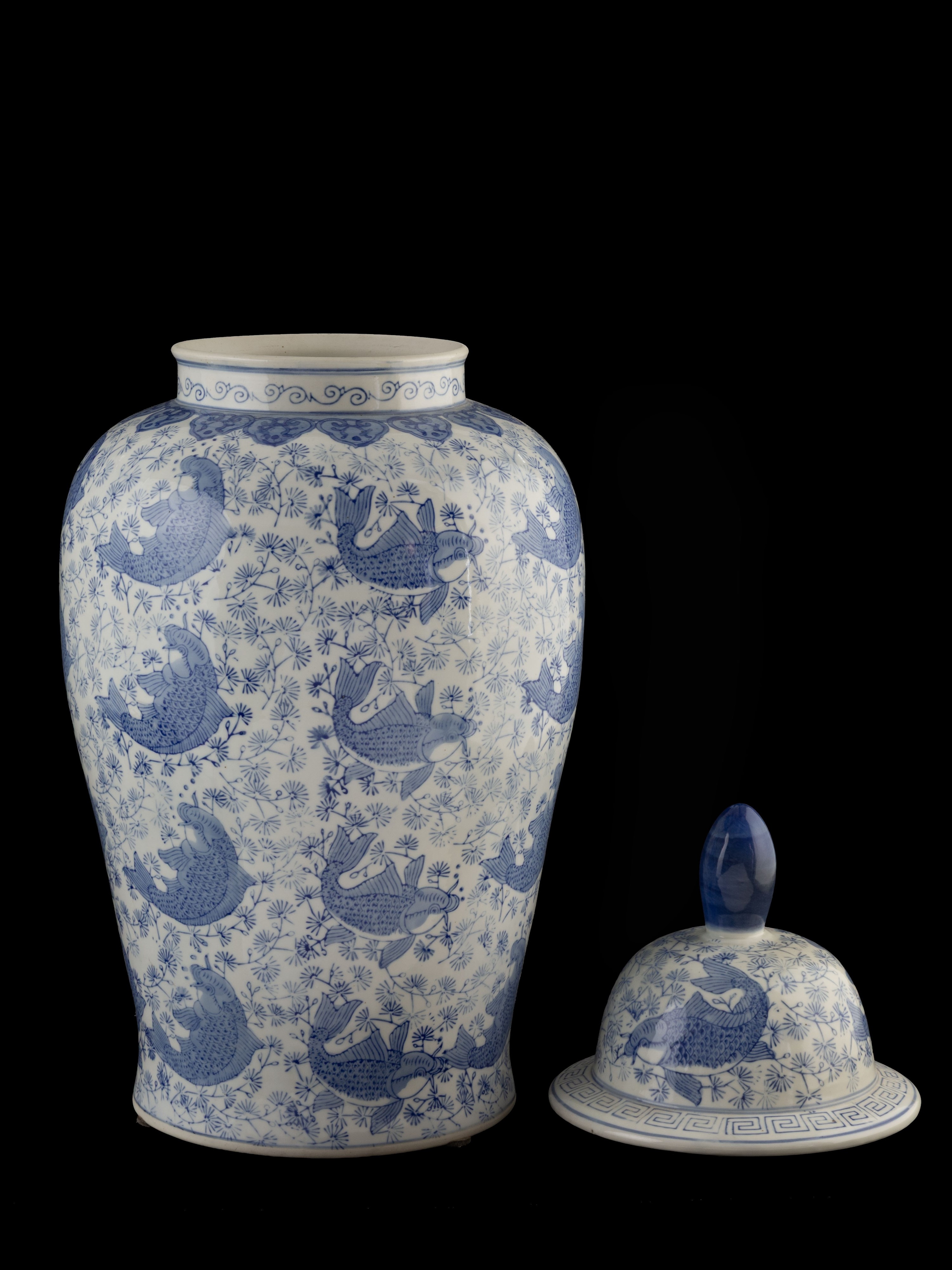 Grande vaso in porcellana con coperchio decorato a stampo con motivo di carpe su fondo vegetale. ...