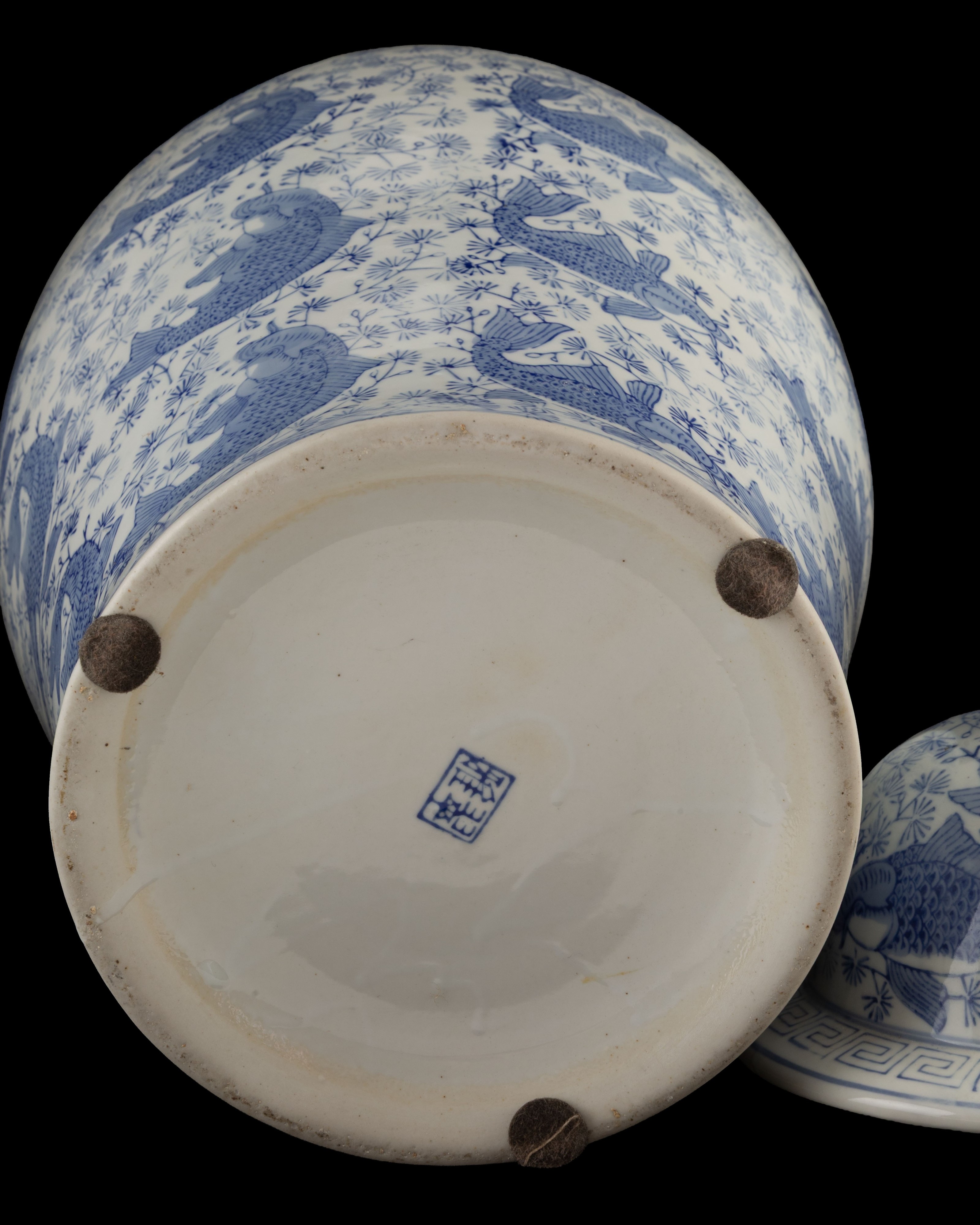 Grande vaso in porcellana con coperchio decorato a stampo con motivo di carpe su fondo vegetale. ...