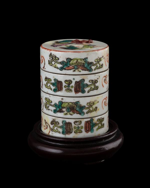Porcelain food storage box with compartments. China, Qing Dynasty (1644–1912), 19th century.