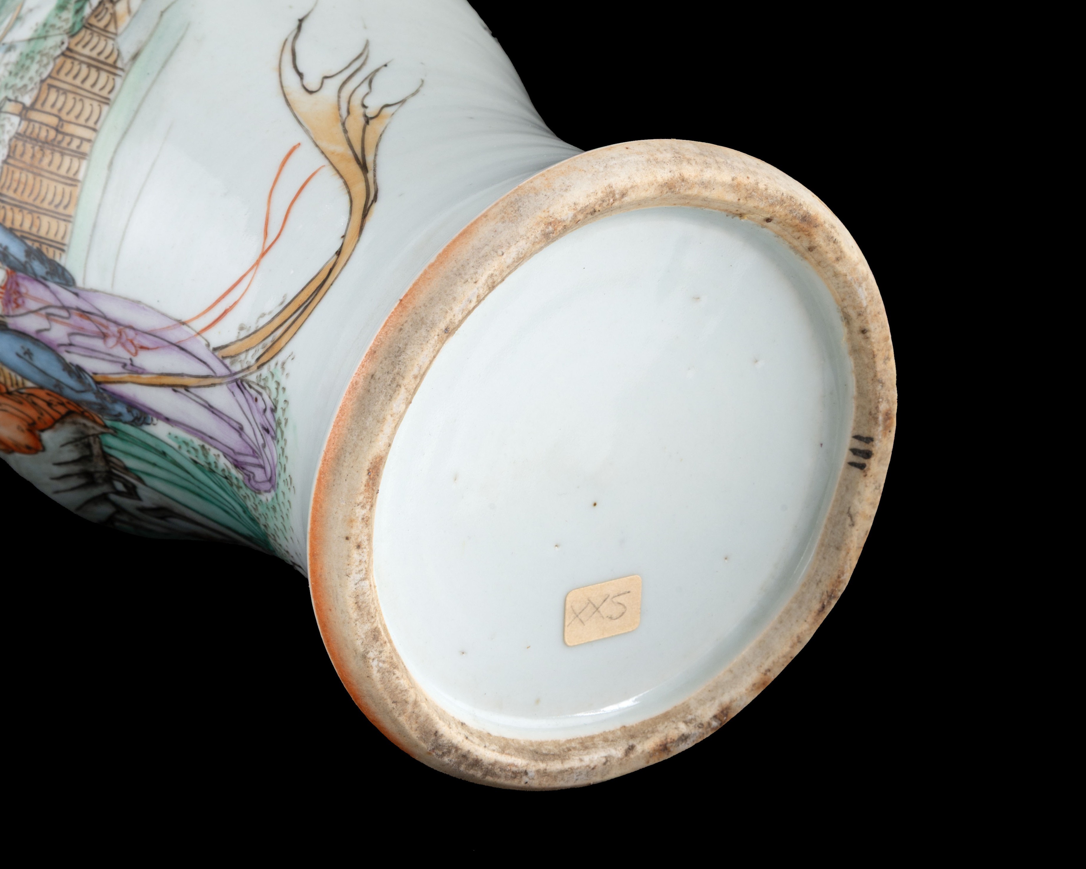 Vaso a balaustro in porcellana dipinta raffigurante figure femminile in paesaggio naturalistico. ...