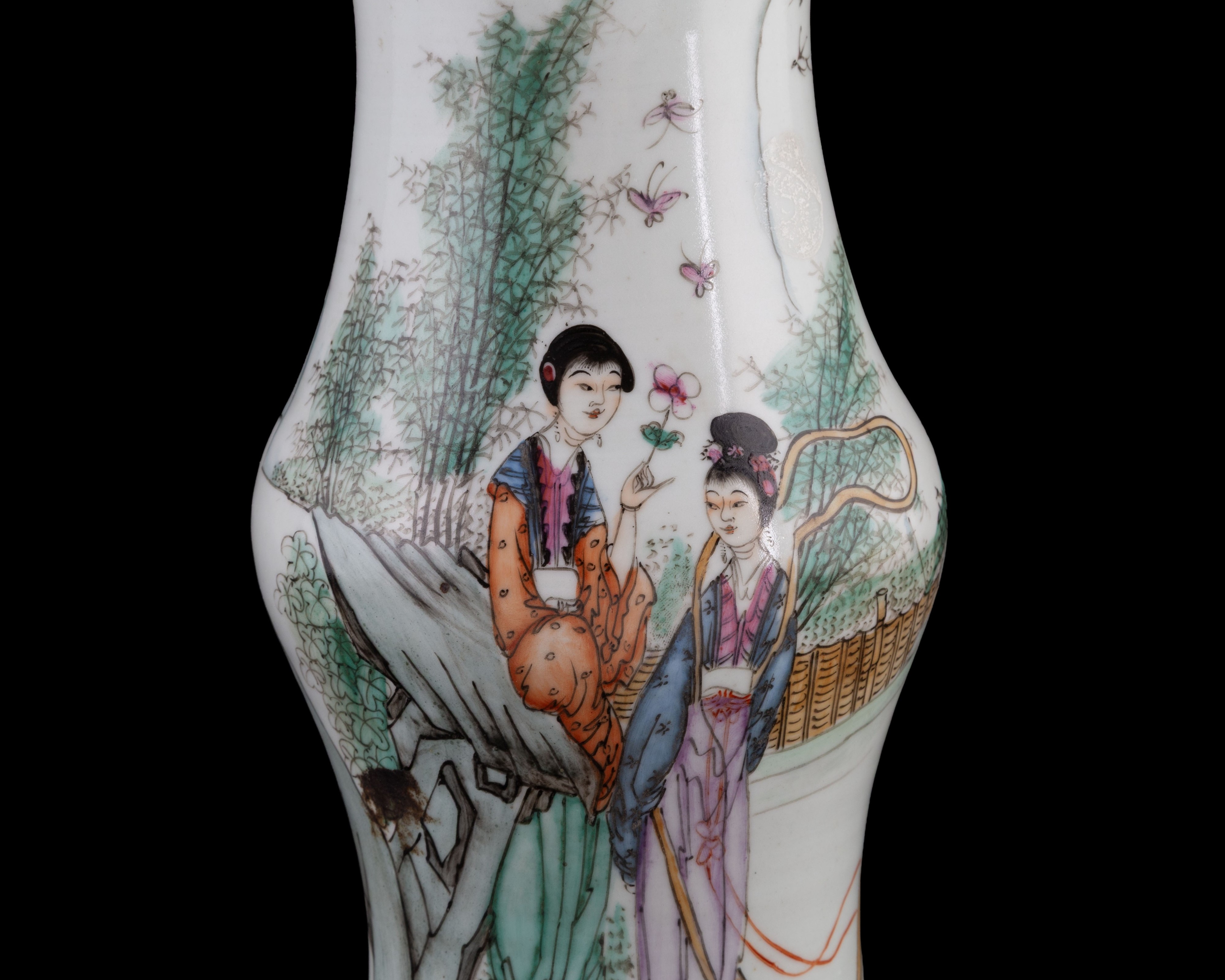 Vaso a balaustro in porcellana dipinta raffigurante figure femminile in paesaggio naturalistico. ...