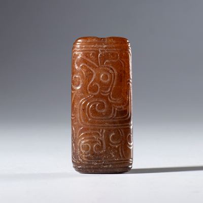 Pendente tubolare in giada Hotan con figure schematizzate incise, Cina, dinastia Qing (XVIII seco...