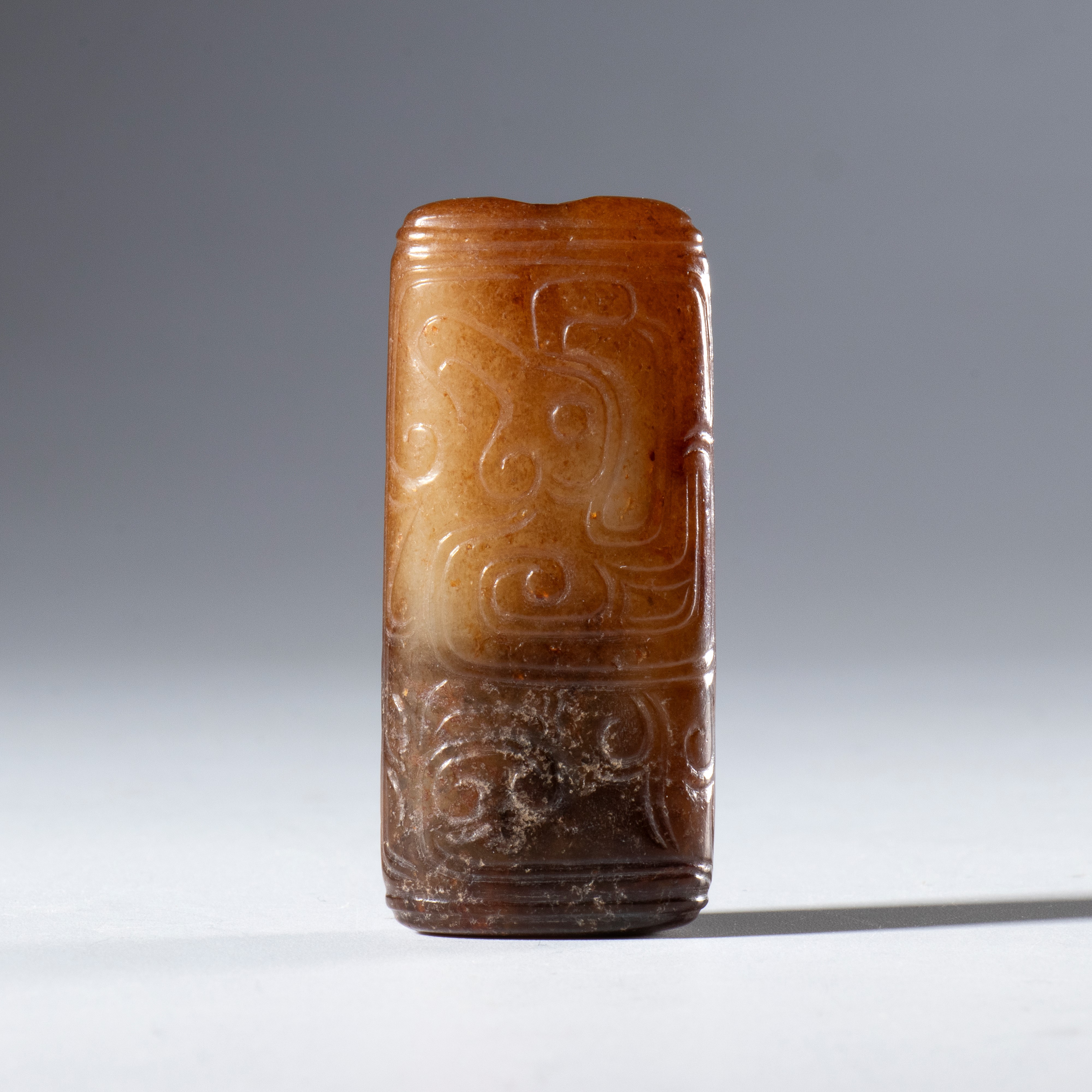 Pendente tubolare in giada Hotan con figure schematizzate incise, Cina, dinastia Qing (XVIII seco...