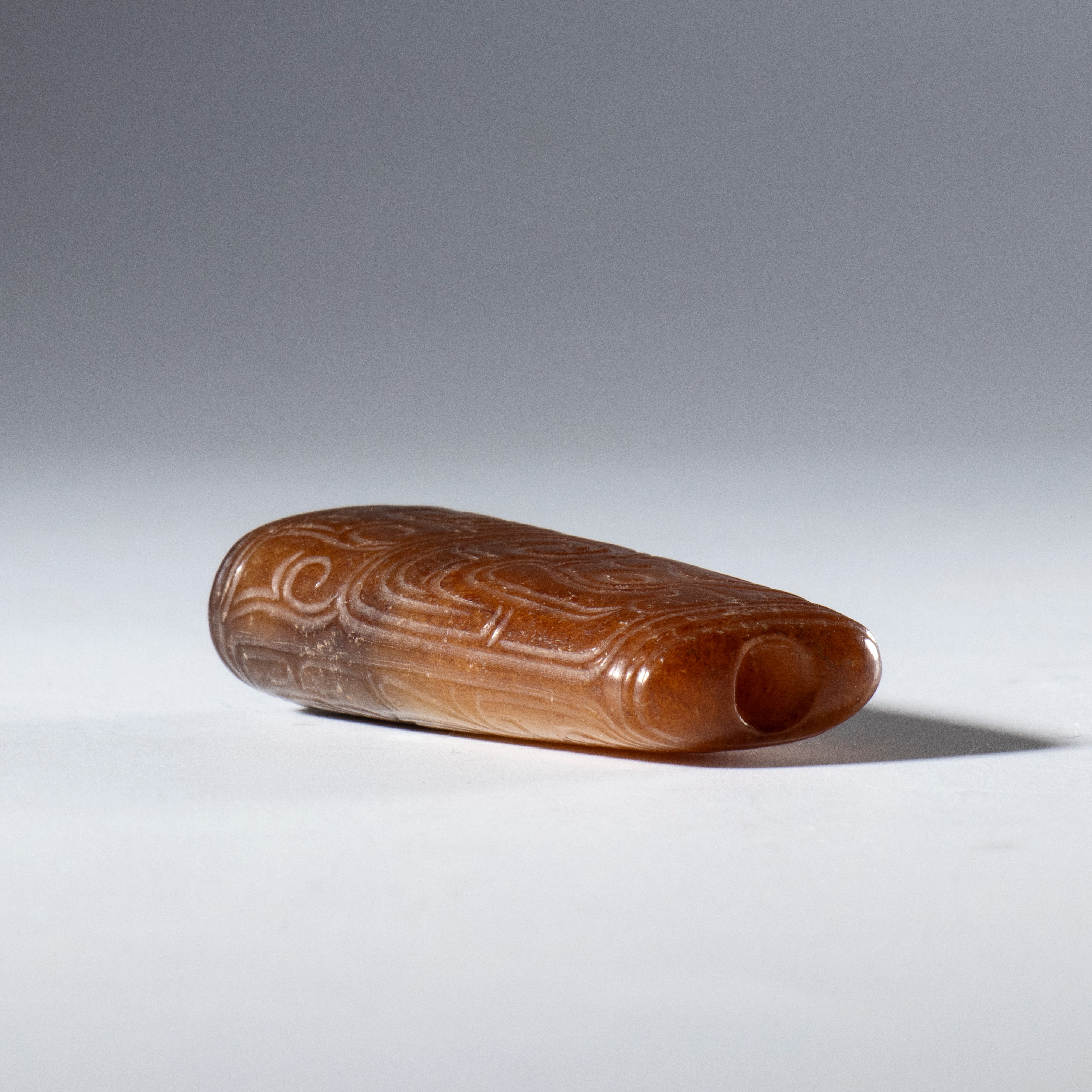 Pendente tubolare in giada Hotan con figure schematizzate incise, Cina, dinastia Qing (XVIII seco...
