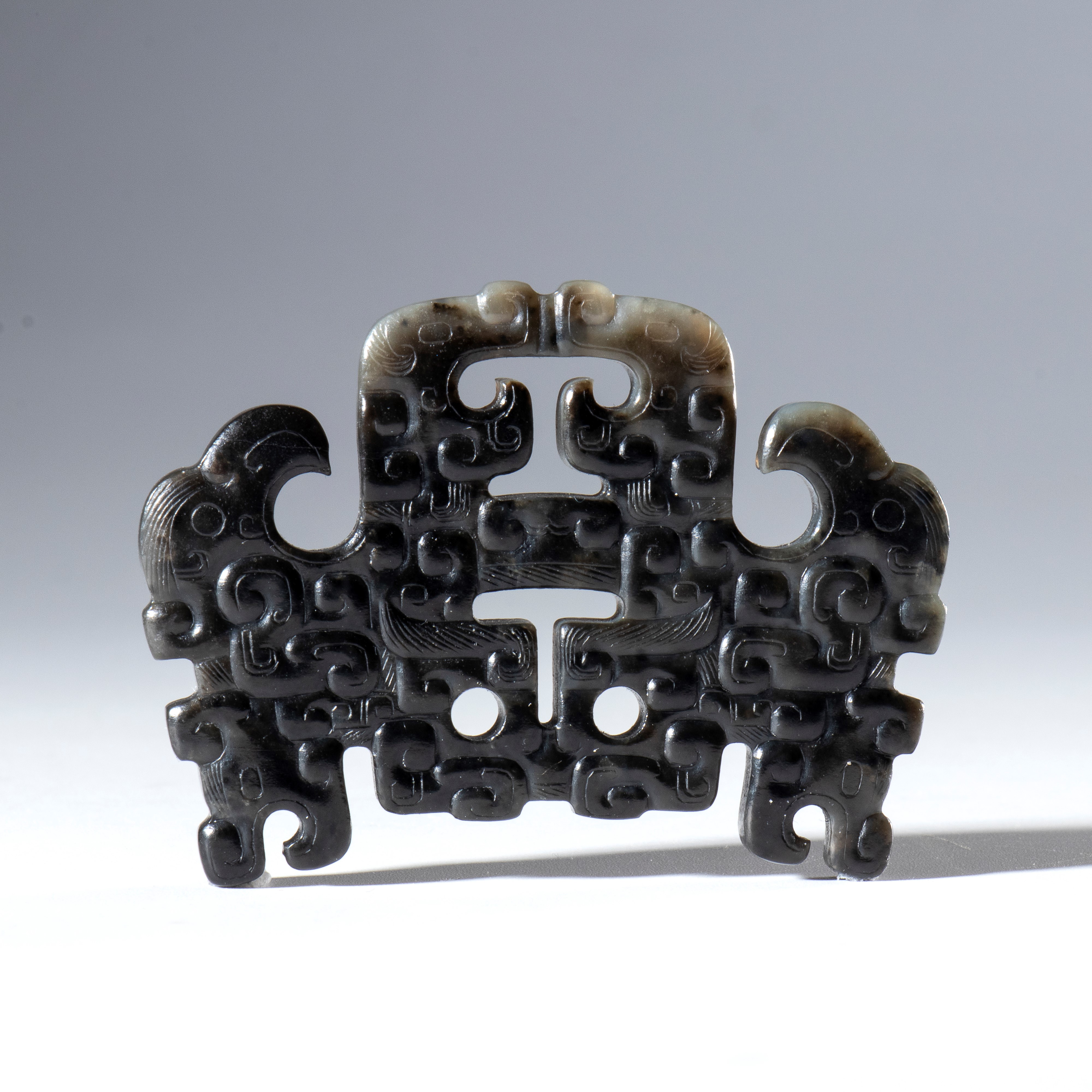 Pendente ornamentale, giada scura Hotan traforata e incisa (Cina, dinastia Qing, XVIII secolo)
