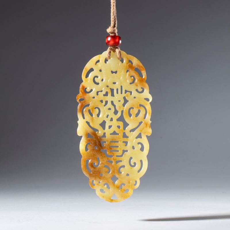 Pendente ornamentale in giada russet Hotan, traforato e inciso