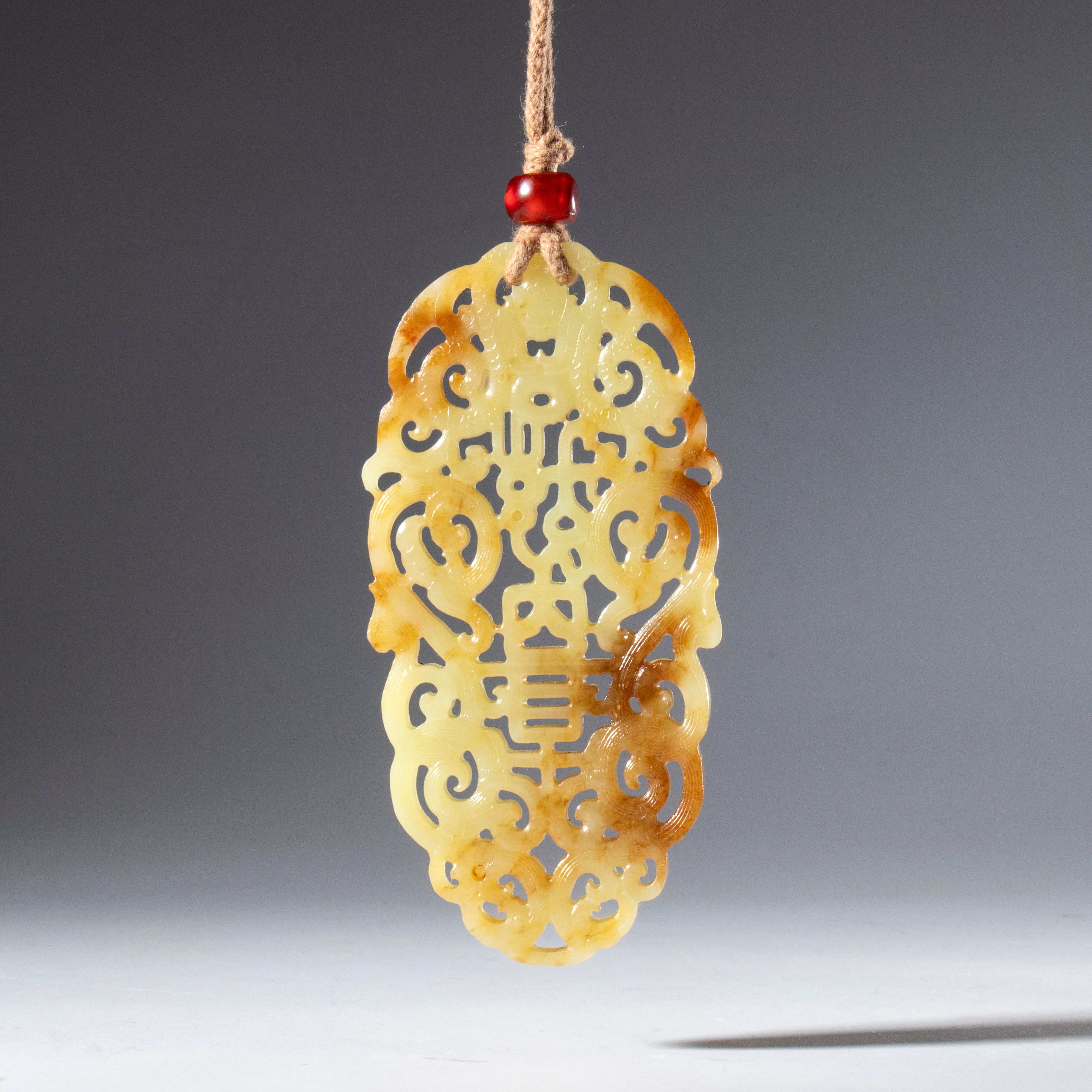 Pendente ornamentale in giada russet Hotan, traforato e inciso