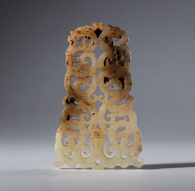 Piastra in giada di Hotan intagliata e incisa con figure di draghi, Cina, dinastia Qing (1644-191...