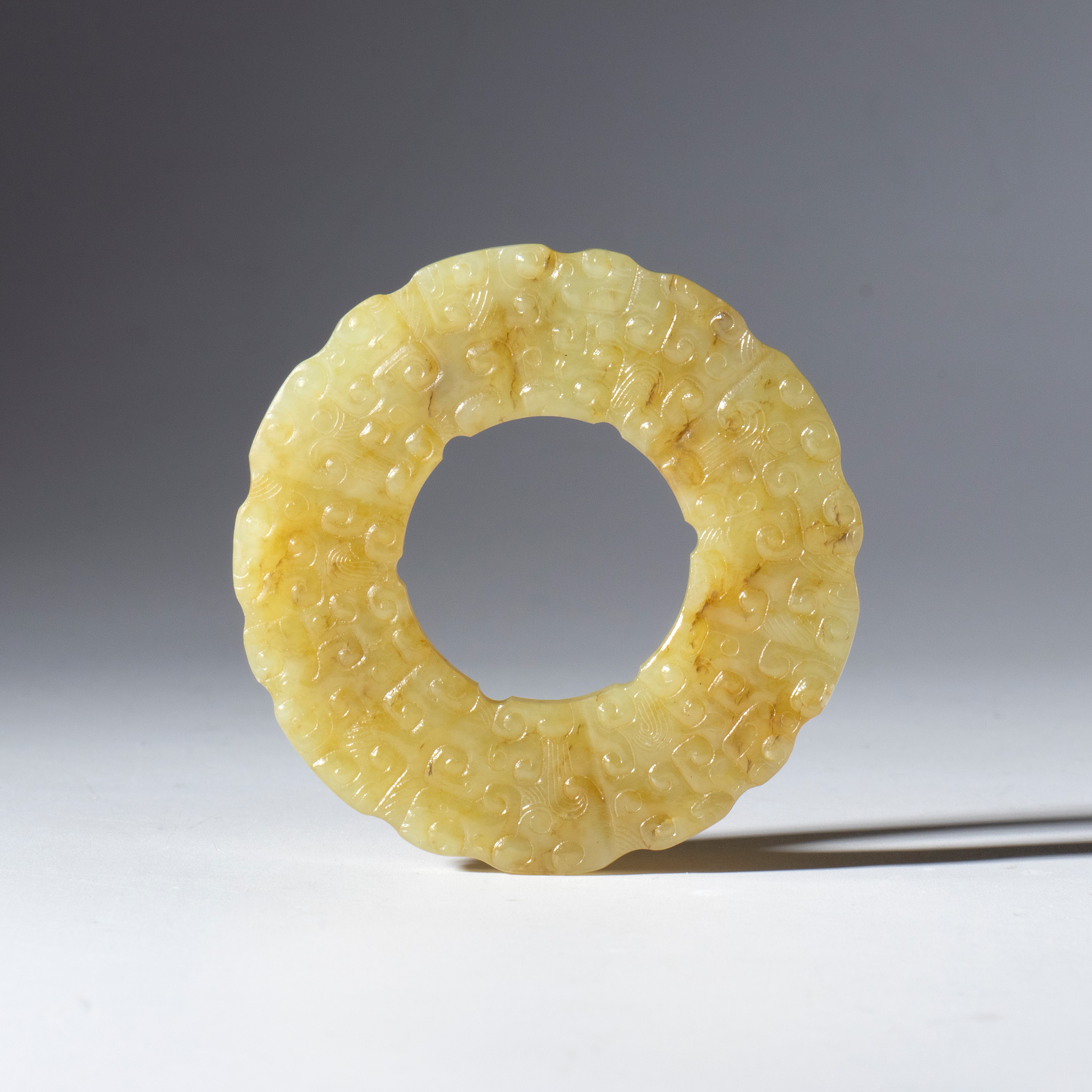 Cina, Disco bi in giada Hotan con motivo di nuvole inciso e a rilievo (dinastia Qing), fine XVIII...