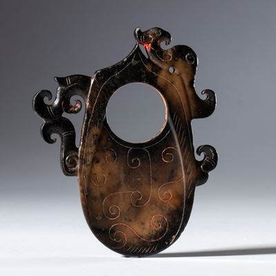 Cina, Dinastia Qing (1644-1912), XVIII secolo, Anello da arciere in giada scura Hotan