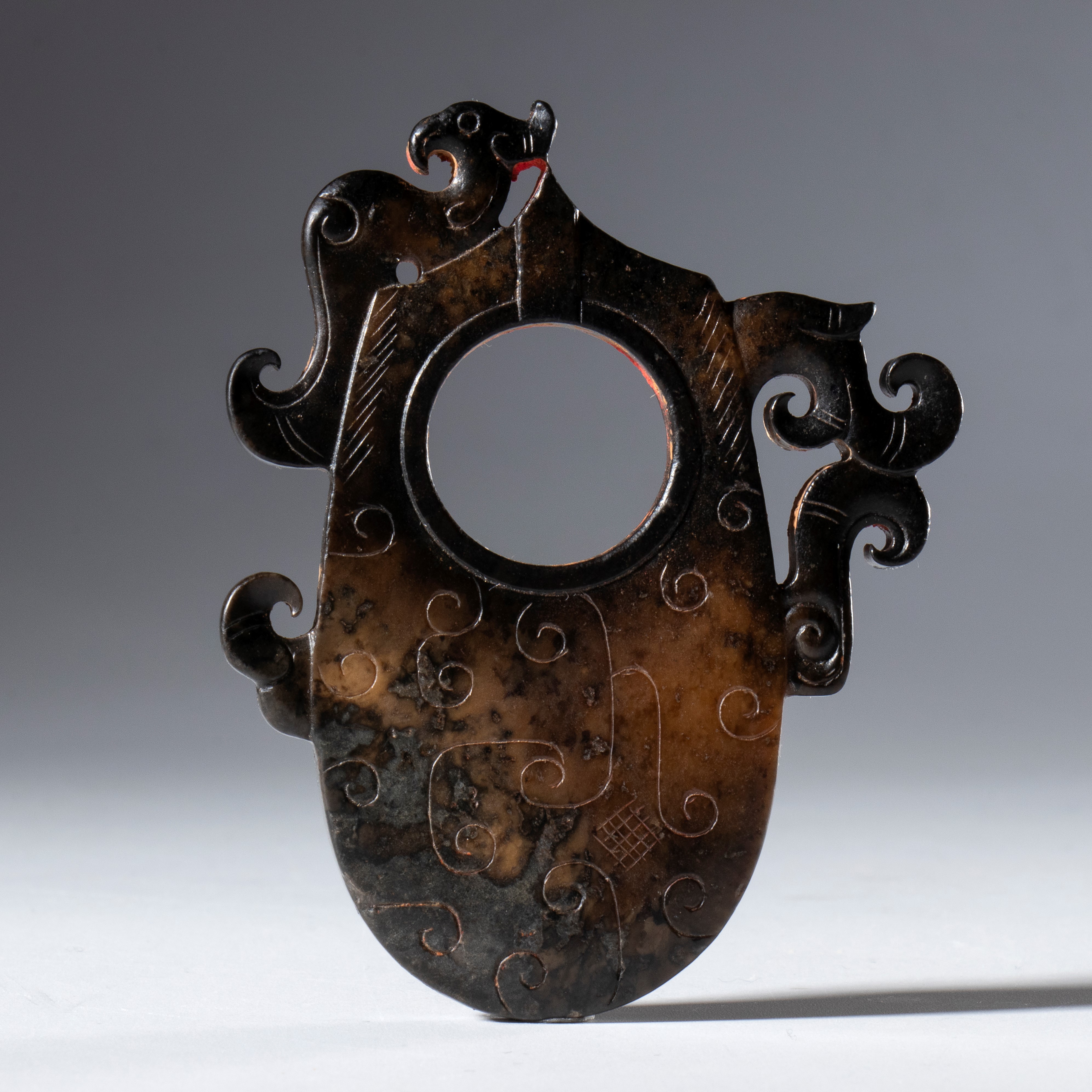 Cina, Dinastia Qing (1644-1912), XVIII secolo, Anello da arciere in giada scura Hotan