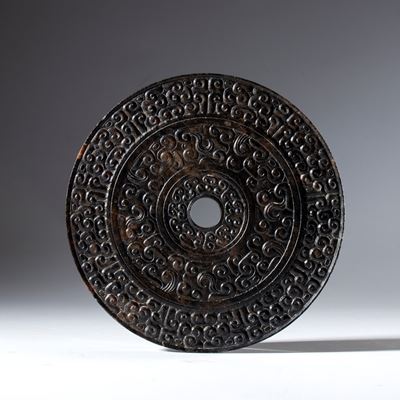Disco rituale BI, giada Hotan incisa con motivo a nuvole, Cina, dinastia Qing (XVIII secolo)