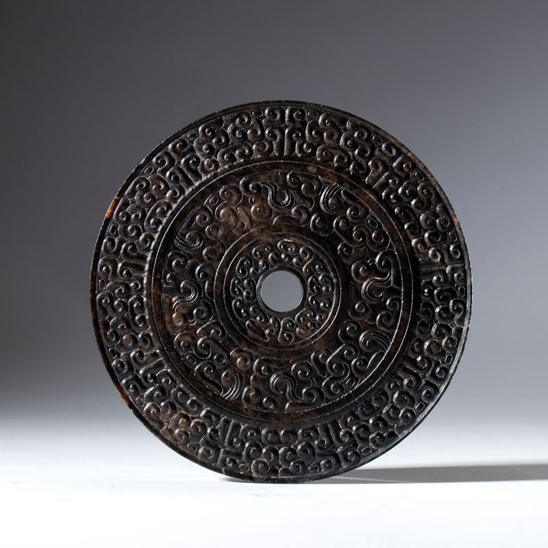 Disco rituale BI, giada Hotan incisa con motivo a nuvole, Cina, dinastia Qing (XVIII secolo)