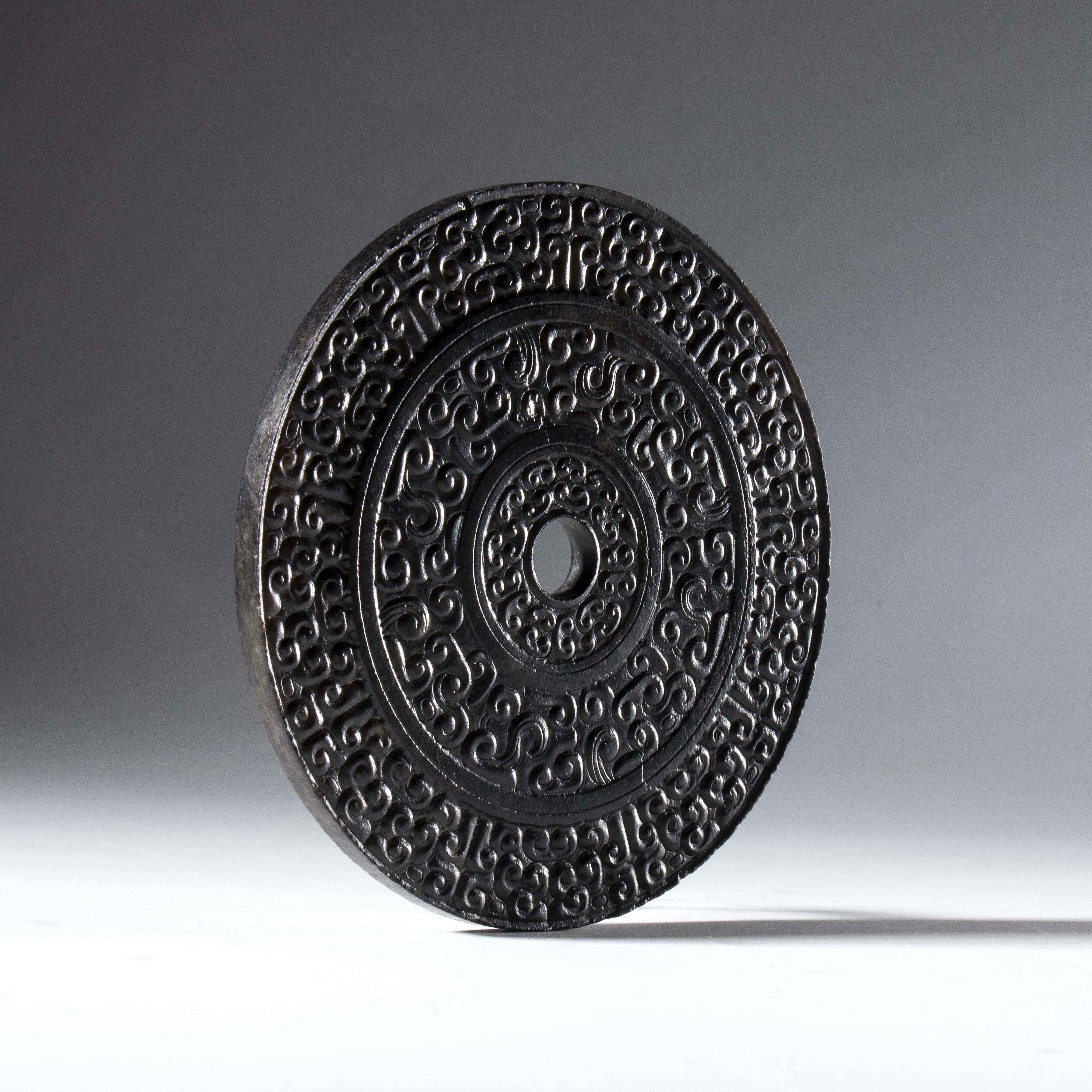 Disco rituale BI, giada Hotan incisa con motivo a nuvole, Cina, dinastia Qing (XVIII secolo)