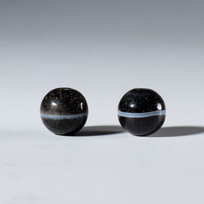 Coppia di perle ornamentali in agata a linea singola, Asia centrale, XIX secolo