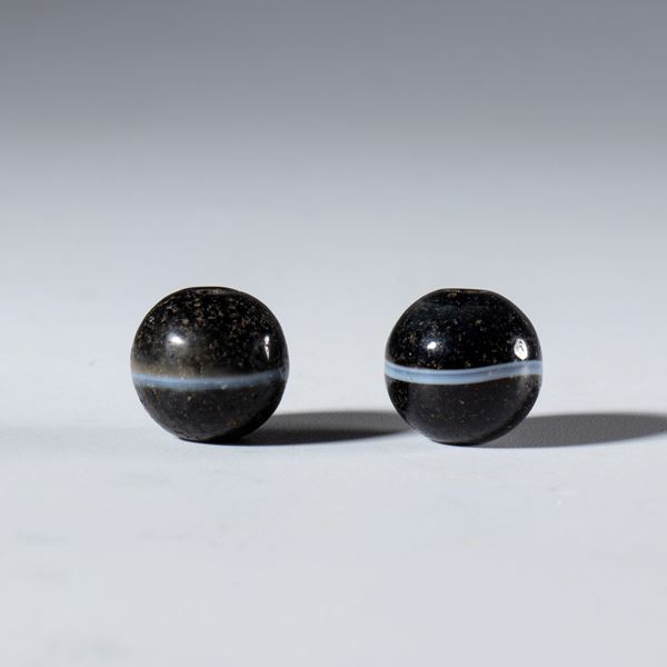 A pair of single-line agate beads. Central Asia, 19th century.