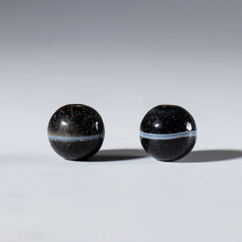 Coppia di perle ornamentali in agata a linea singola, Asia centrale,  XIX secolo