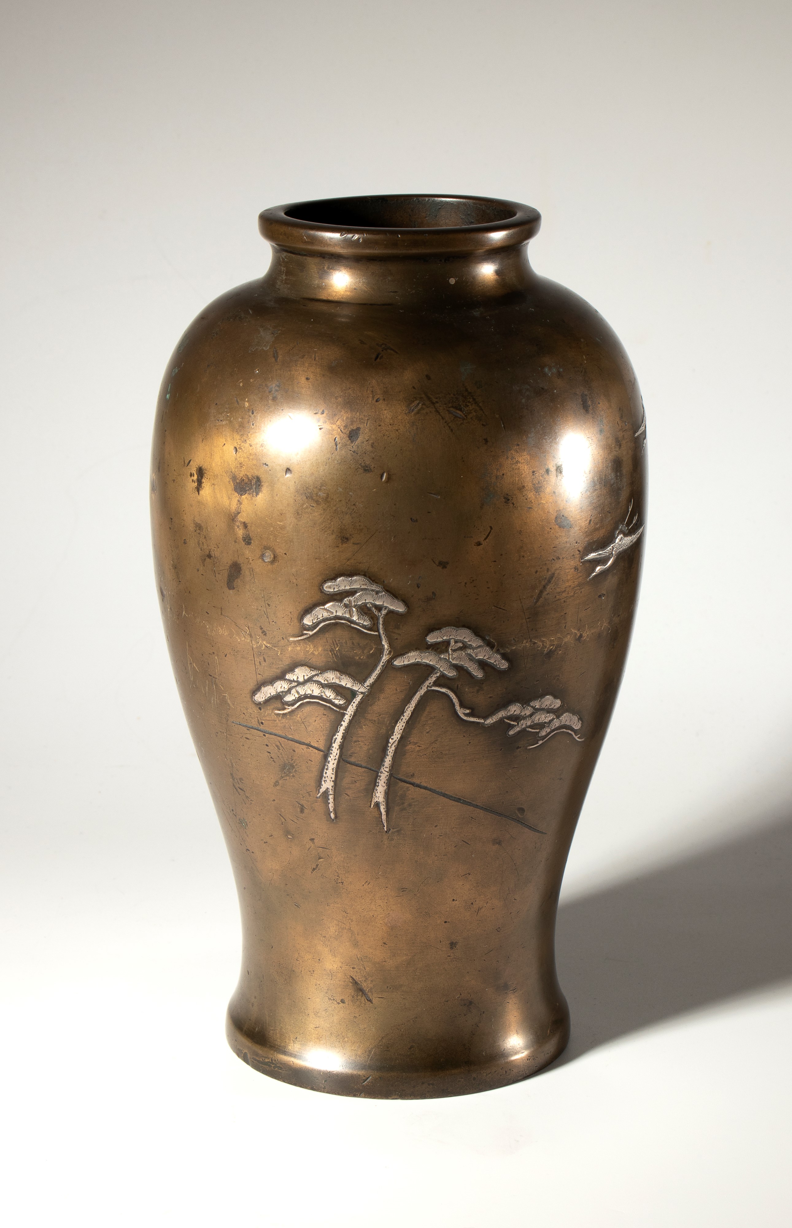Cina, dinastia Qing (XVIII secolo), Vaso ornamentale in lega di rame con paesaggio e uccelli a gr...