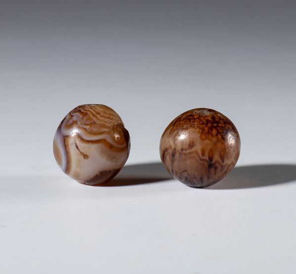 A pair of ornamental agate beads. Central Asia, 19th century.