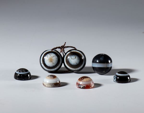 A lot of seven antique ornamental beads in zoned agate. Tibet, 18th century.