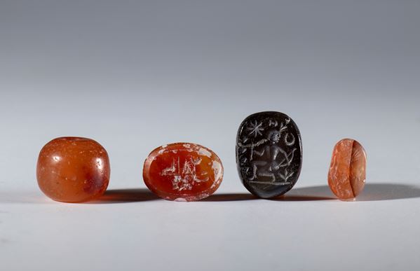 A lot consisting of three Sassanian seals in agate and carnelian, and a carnelian bead. Western Asia, 17th century.