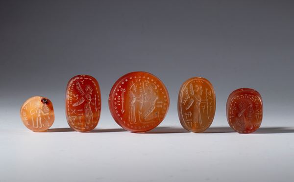 Lotto composto da cinque sigilli in corniola incisa in stile sasanide. Asia centrale, XX secolo